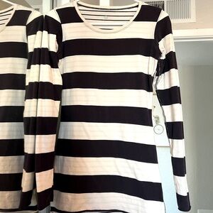 Lululemon long sleeve stretch women’s shirt.